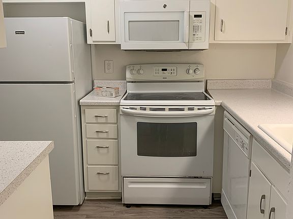 3rd image of 340 E Saint Charles St #4