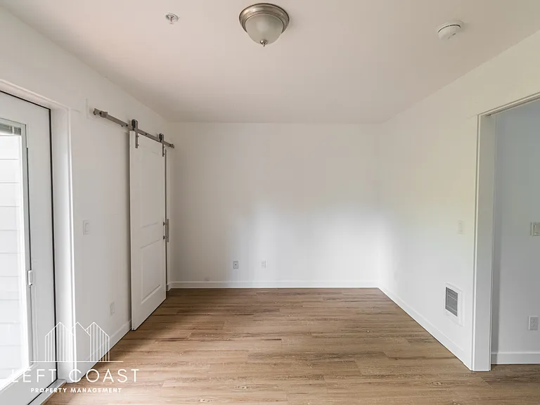 680 SE Highway 101 — Photo 12