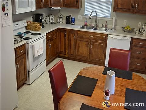 huge eat in kitchen