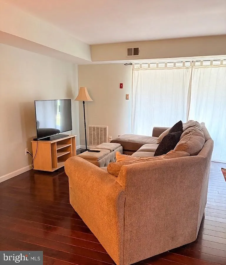 2 bed, 1064 sqft, $2,100 — Photo 4