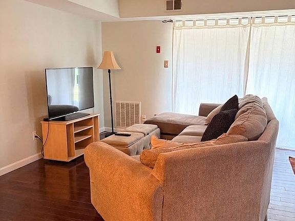 4th image of 1015 Hopkins Ct