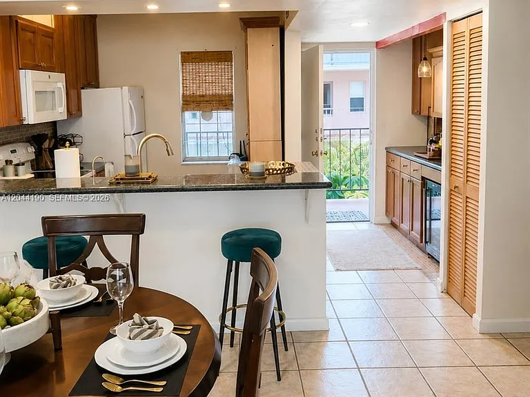 2821 Somerset Dr #312 — Photo 2