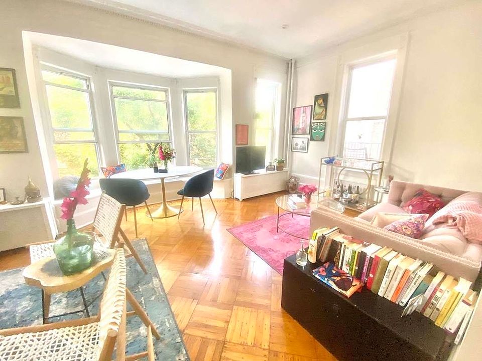 1st image of 324 Park Pl APT 2