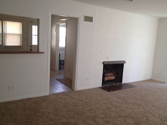 Lliving room with gas fireplace