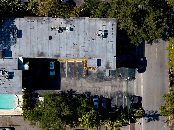 5th image of 3226 Mary St #630-002