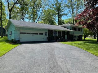 15 Bright Oaks Dr, Rochester, NY 14624