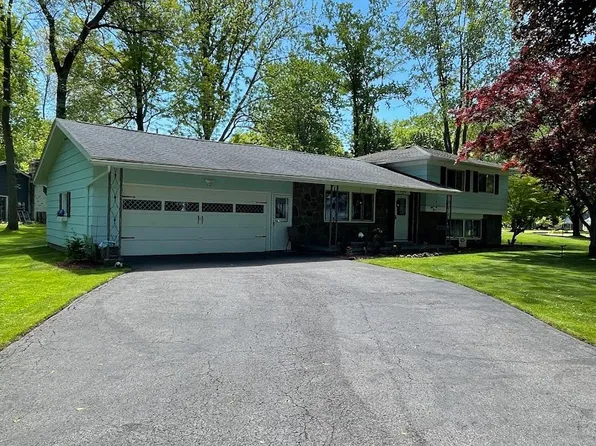 15 Bright Oaks Dr, Rochester, NY 14624