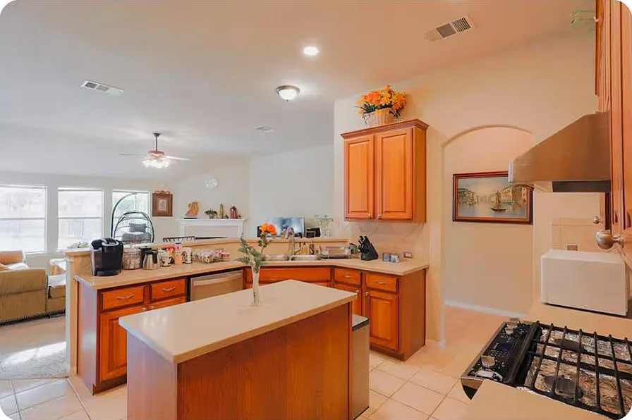 4 bed, 2.0 bath, 2557 sqft, $2,850 — Photo 4
