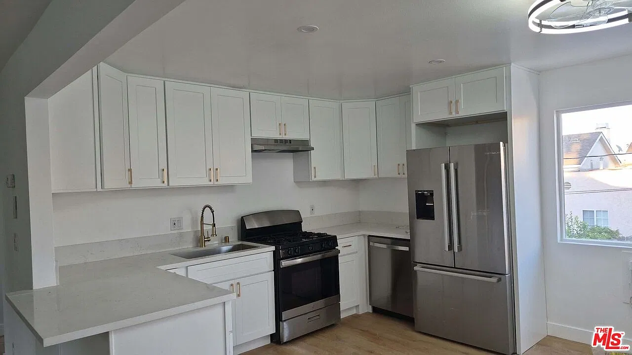 2 bed, 1.0 bath, 825 sqft, $2,395 — Photo 2