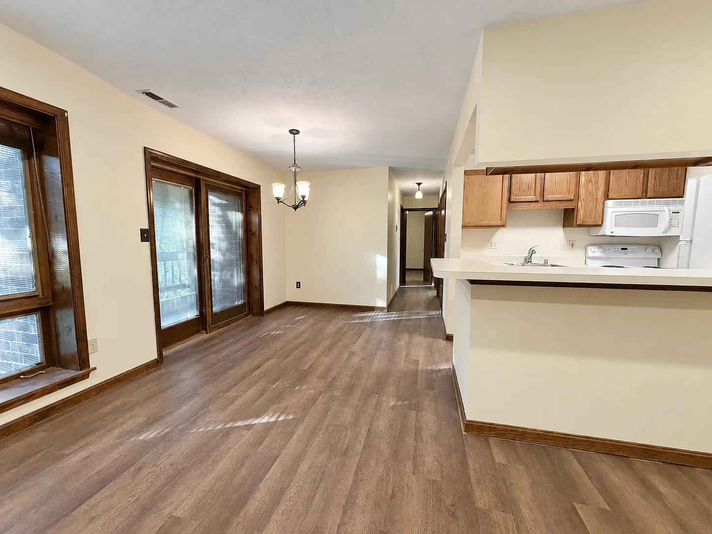 2 bed, 1.5 bath, 936 sqft, $1,900 — Photo 3