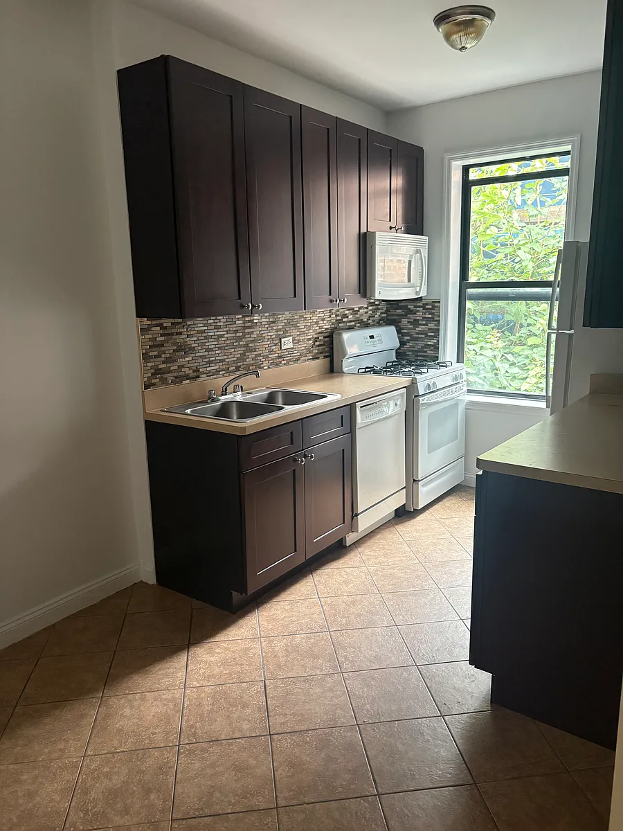 Building Photo - 501 W 184th St #5A