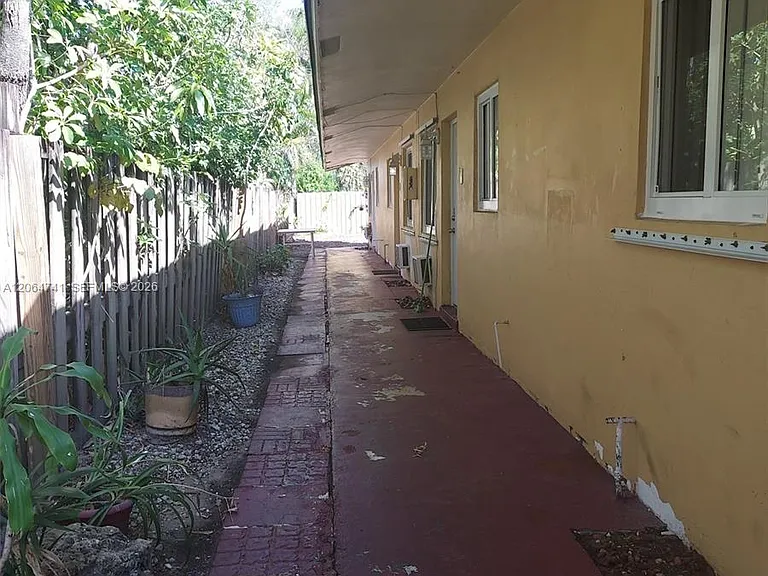 808 SW 14th Ter #4 — Photo 15