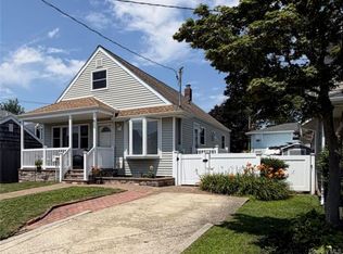 82 E Hollywood Ave, Lindenhurst, NY 11757