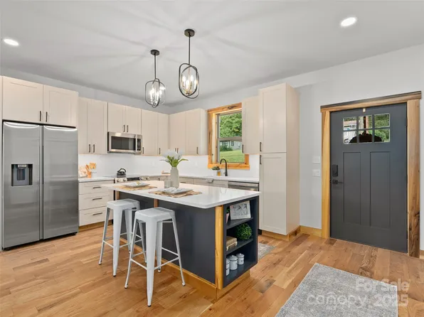 292 County Rd, Waynesville, NC 28785