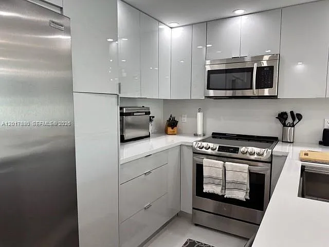 5401 Collins Ave #128 — Photo 27