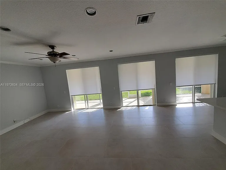 1527 Winterberry Ln — Photo 4