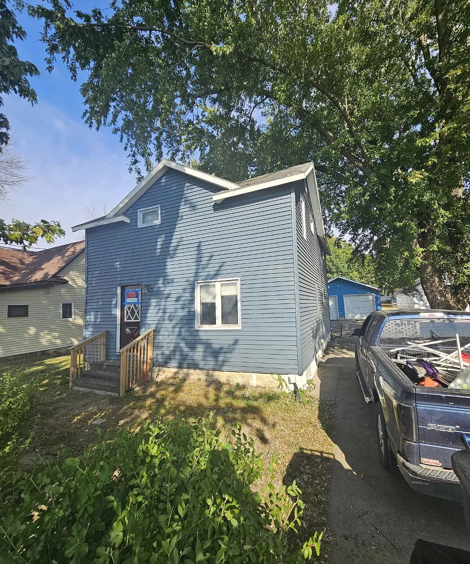 3 bed, 1.5 bath, 1213 sqft, $1,150 — Photo 2