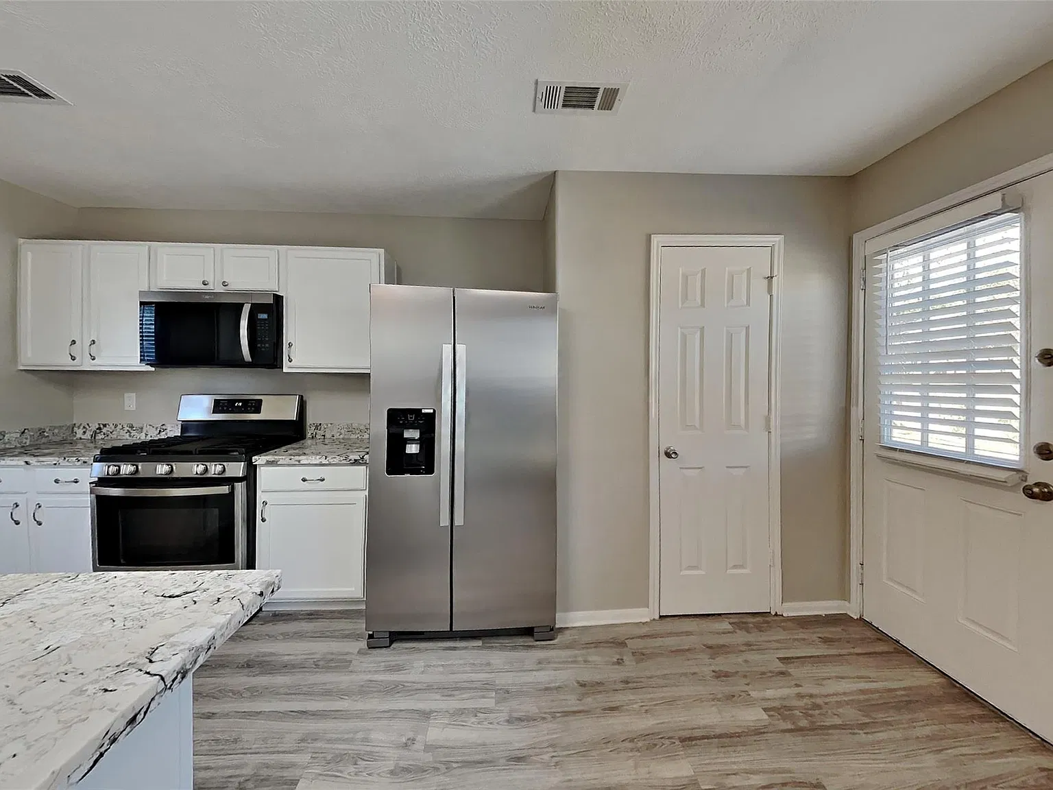 3 bed, 2.5 bath, 2218 sqft, $2,150 — Photo 4