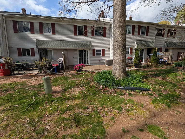 2517 Devonshire Ct — Photo 3