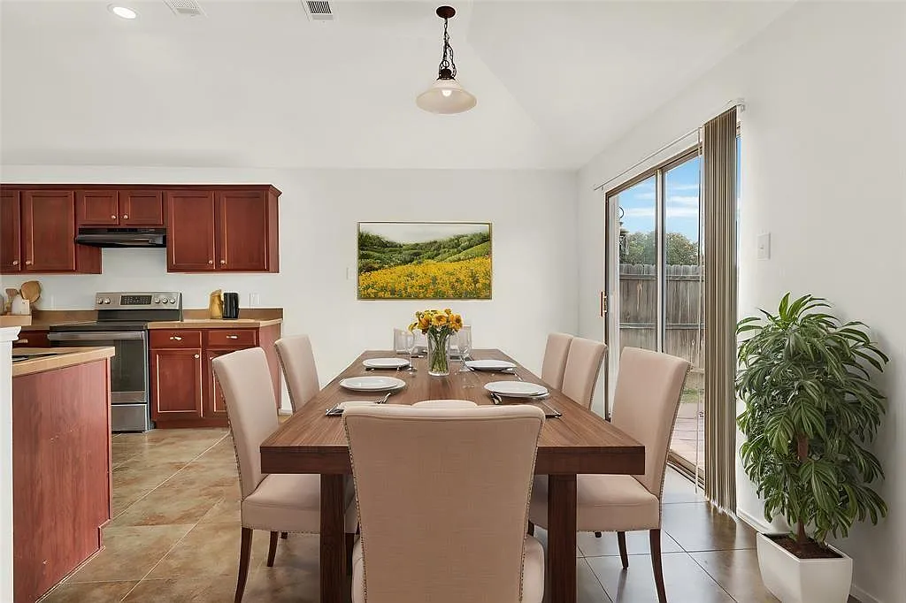 3 bed, 1678 sqft, $2,450 — Photo 4