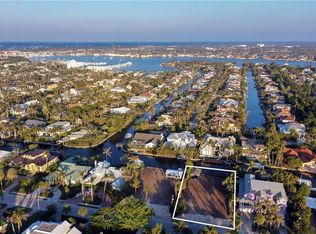 1725 3rd St S, Naples, FL 34102