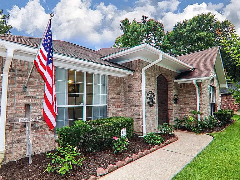 308 Echo Ln — Photo 1