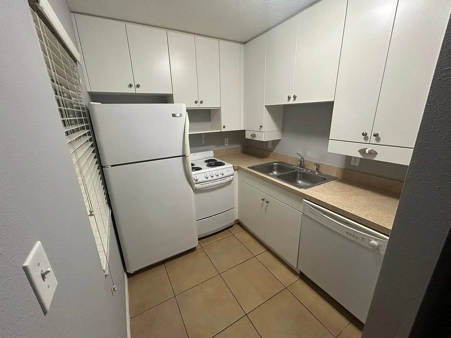Amazing upstairs unit available, centrally located in Sarasota's best area. — Photo 4