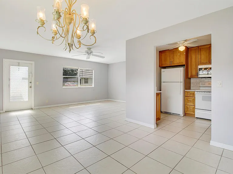 175 Valencia Dr #H — Photo 2