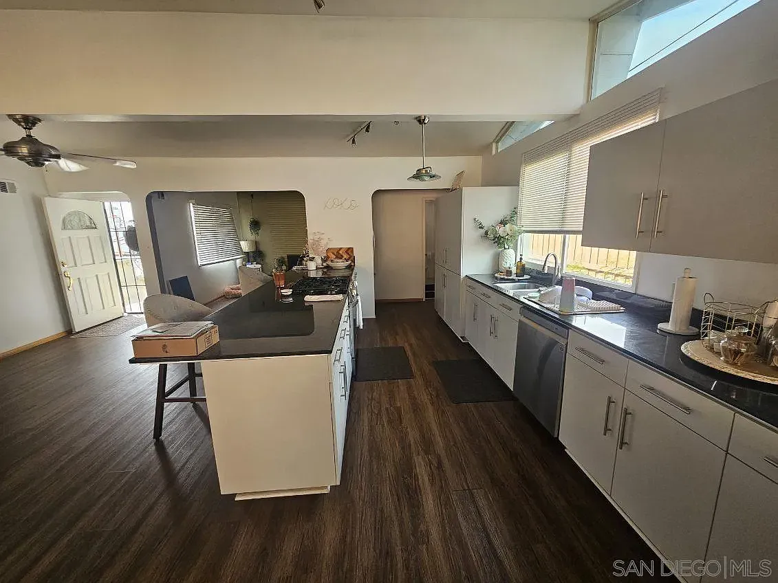 3 bed, 2.0 bath, 1570 sqft, $4,300 — Photo 4