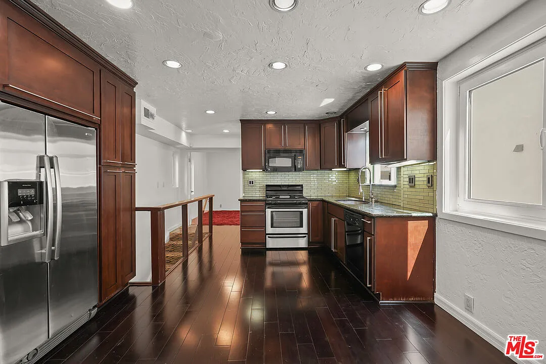 2 bed, 2.0 bath, 1290 sqft, $5,000 — Photo 4