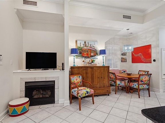 4th image of 1927 Burgundy St #17