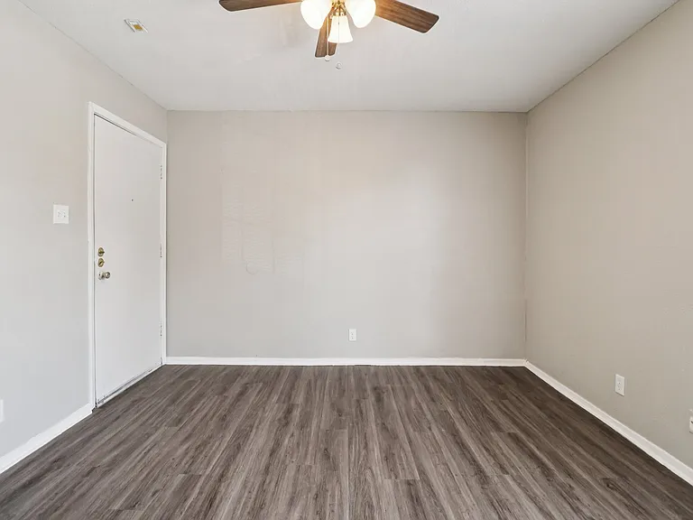 Oak Tree Apartments — Photo 8