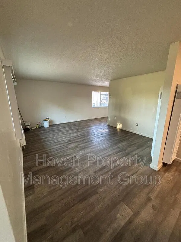 3 bed, 1.0 bath, 1043 sqft, $2,195 — Photo 3