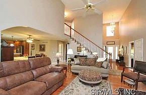 4th image of 121 Emerald Way W