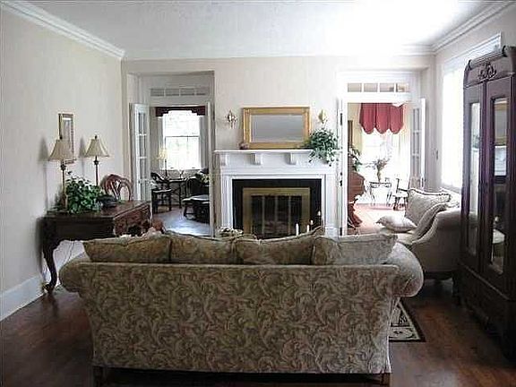 Formal living room - 22x14, hardwood floors, fireplace, 9' ceiling