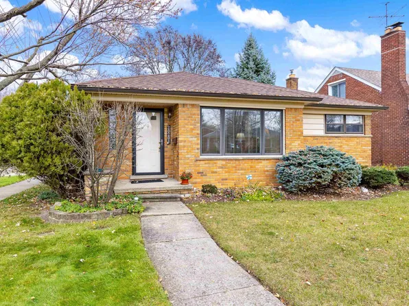 20201 Lochmoor St, Harper Woods, MI 48225