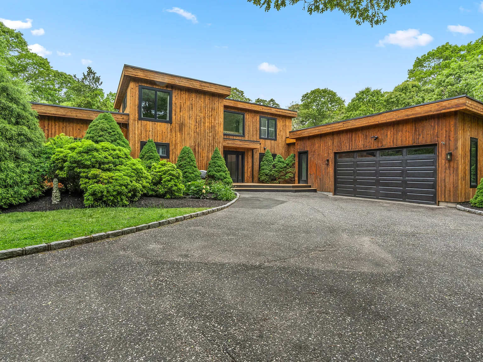 Hampton Bays home, private pool, seamless indoor-outdoor living — Photo 4