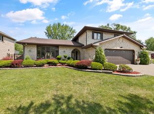 1030 E Cardinal Ln, Mount Prospect, IL 60056