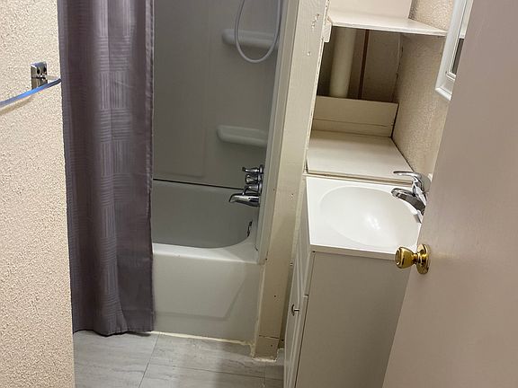 5th image of 604 Logan Ave #604
