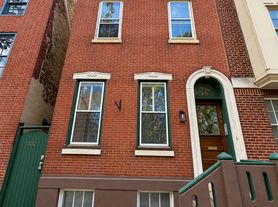 332 Lombard St, Philadelphia, PA
