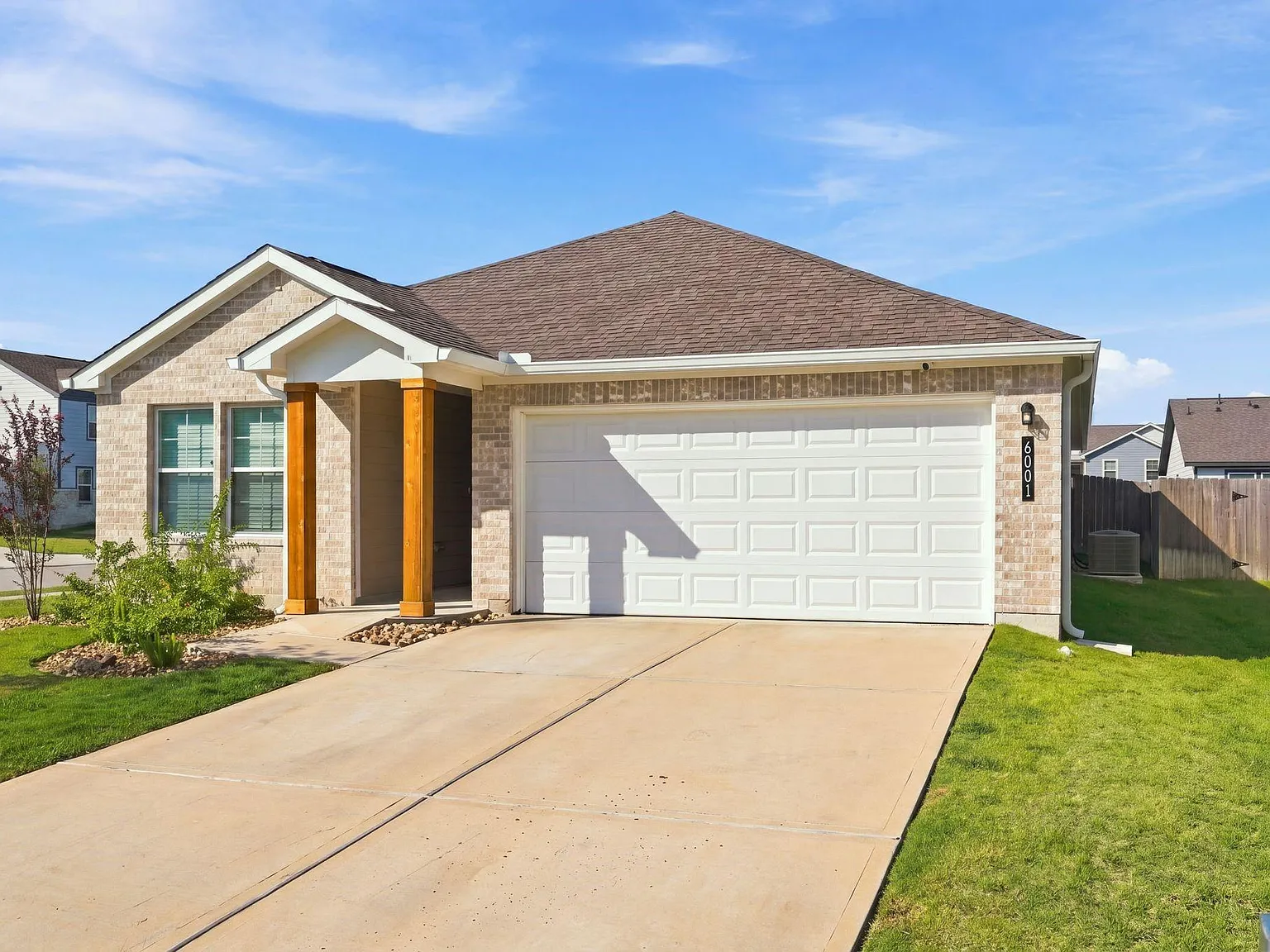 4 bed, 2.0 bath, 1890 sqft, $2,300 — Photo 4