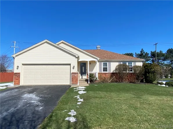 84 Pheasant Run Ln, Lancaster, NY 14086