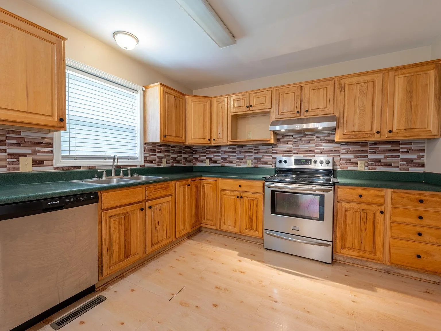 3 bed, 2.0 bath, 1808 sqft, $2,500 — Photo 3