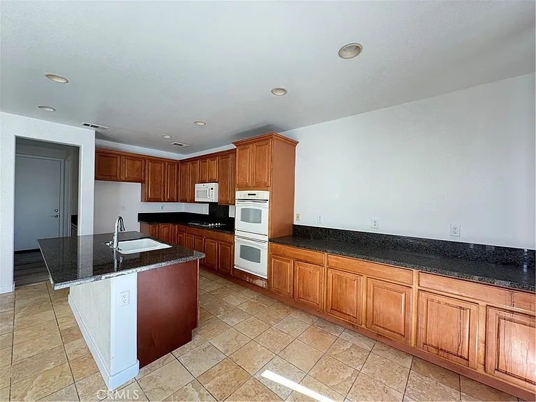 7912 Natoma St — Photo 4