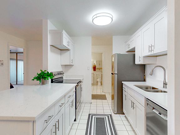 2nd image of 120 Lakeview Dr APT 110