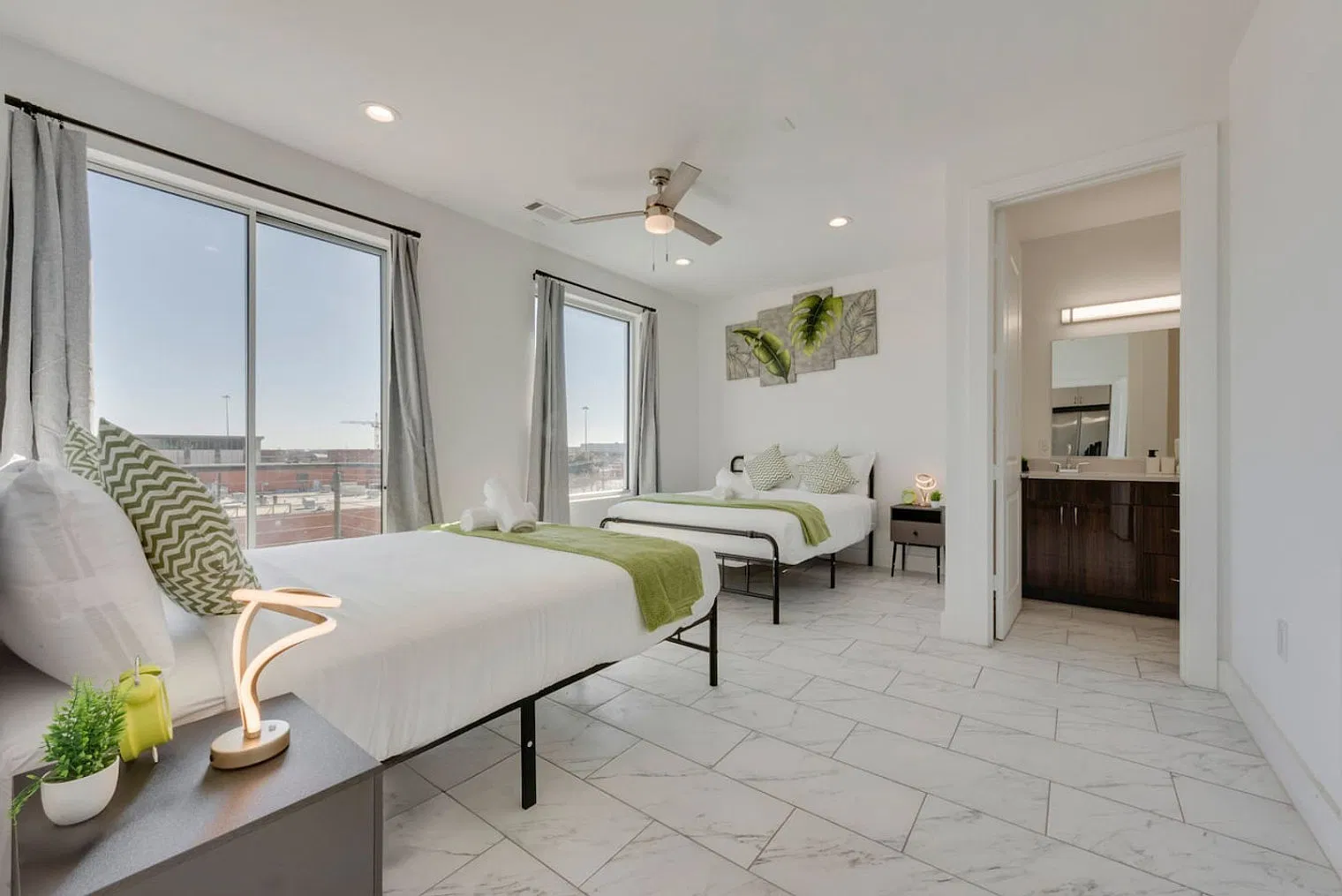 2 bed, 2.0 bath, 1184 sqft, $3,362 — Photo 4