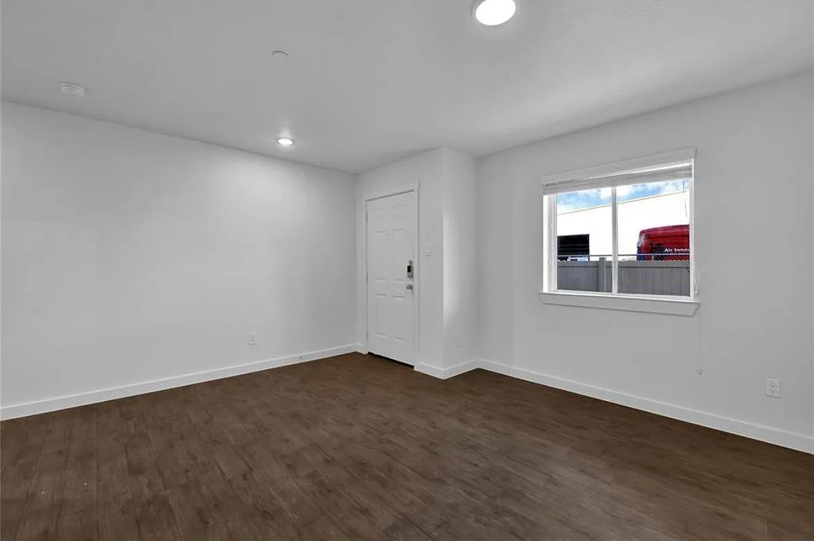 3 bed, 2.5 bath, 1688 sqft, $1,900 — Photo 4