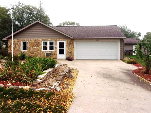 200 S 8th St, Manchester, IA 52057