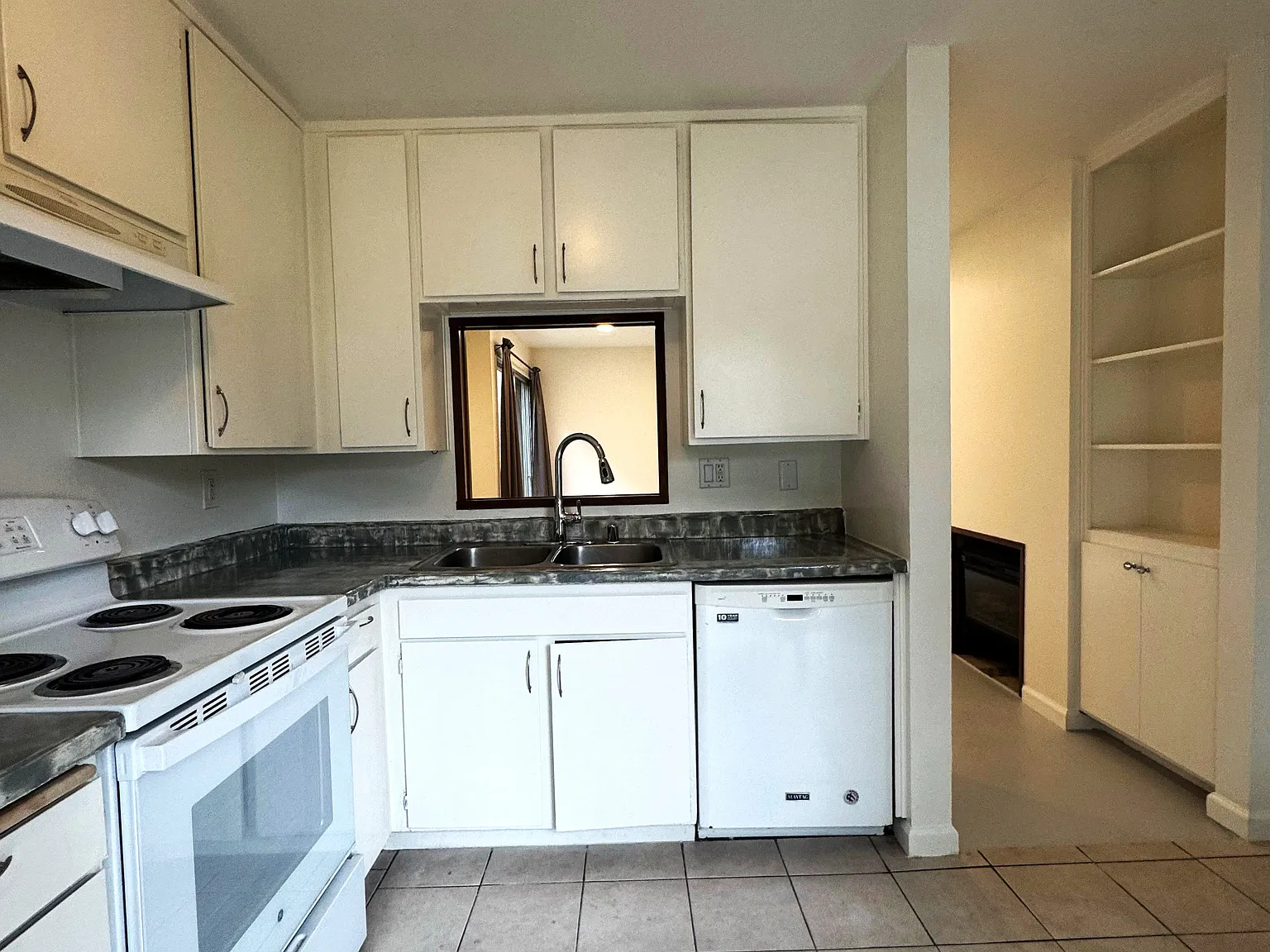1 bed, 550 sqft, $2,562 — Photo 2