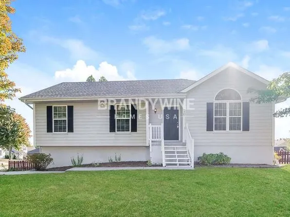 19307 Diamond Ln, Smithville, MO 64089